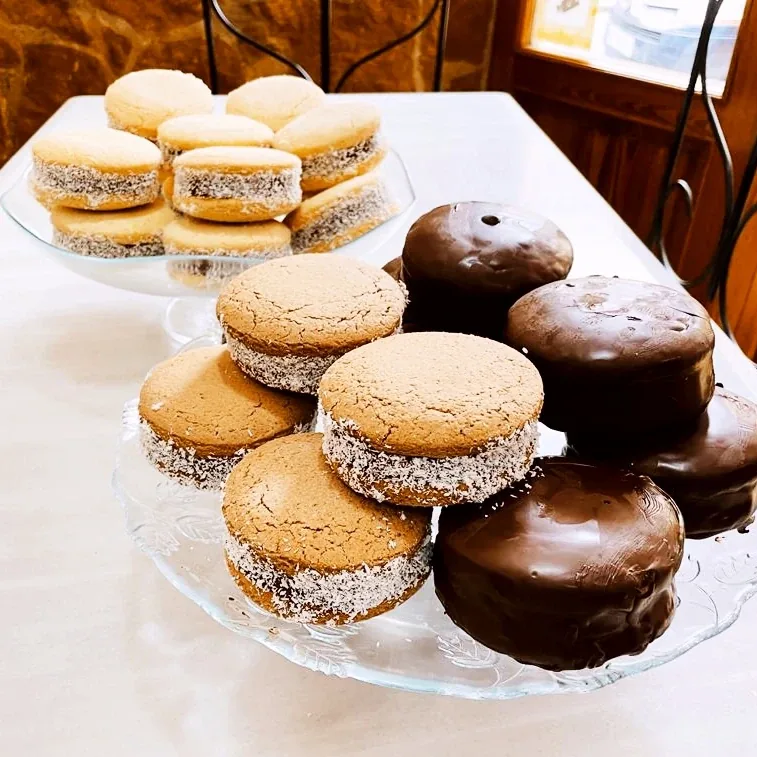 Alfajores de maicena con coco y alfajores de chocolate - Taty's Delicias, Mislata