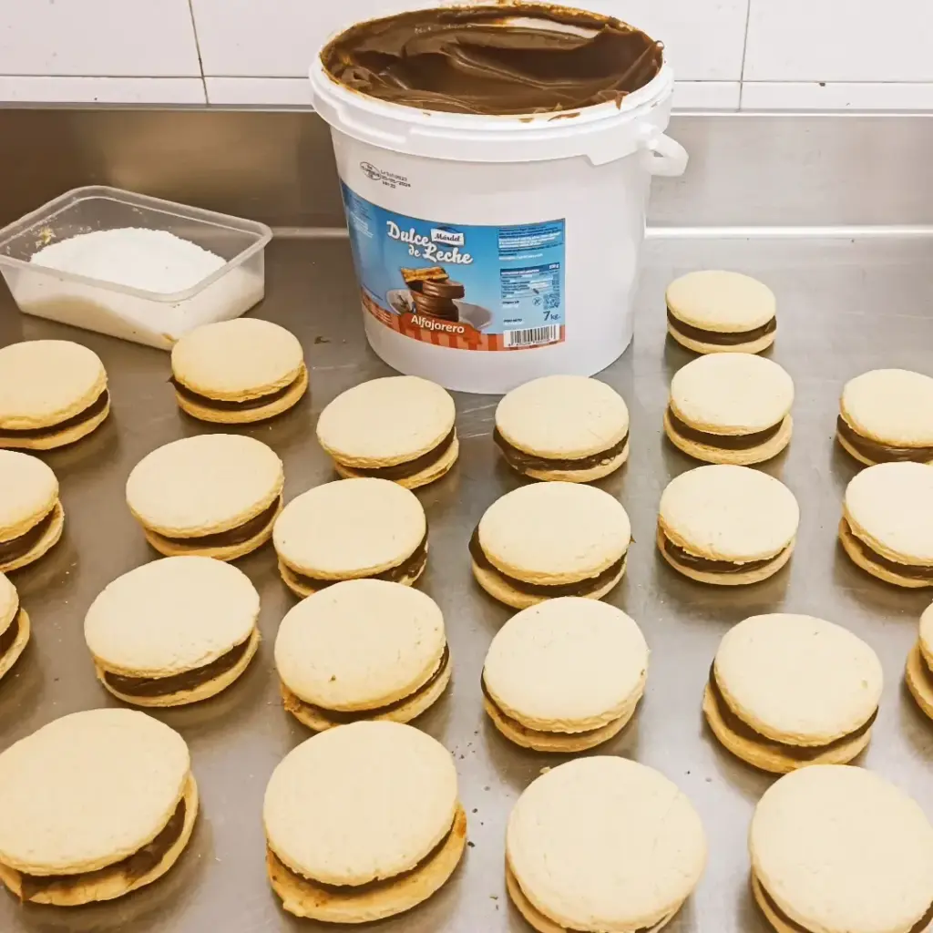 Rellenando alfajores con dulce de leche en el obrador - Taty's Delicias, Mislata