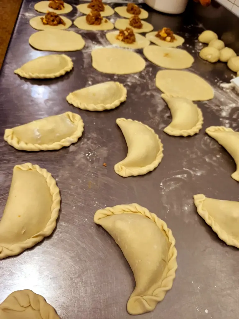 Empanadas argentinas cerradas a mano en el obrador - Taty's Delicias, Mislata