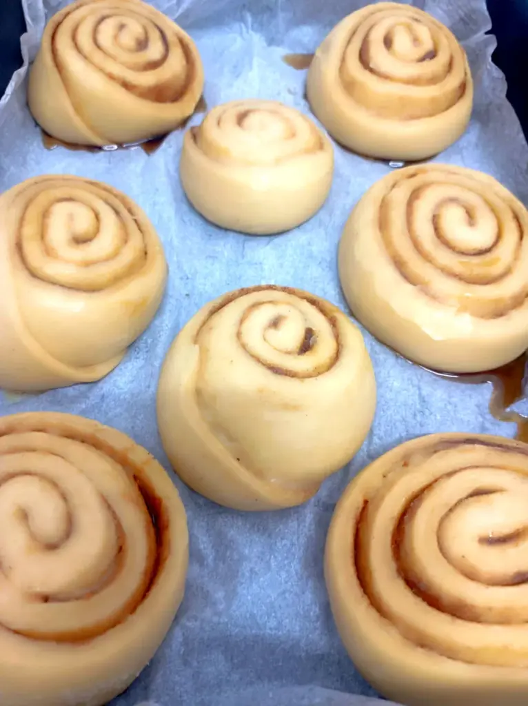 Rollos de canela de masa casera antes de hornear - Taty's Delicias, Mislata